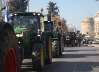 Protesting farmers driving their tractors into Thessaloniki