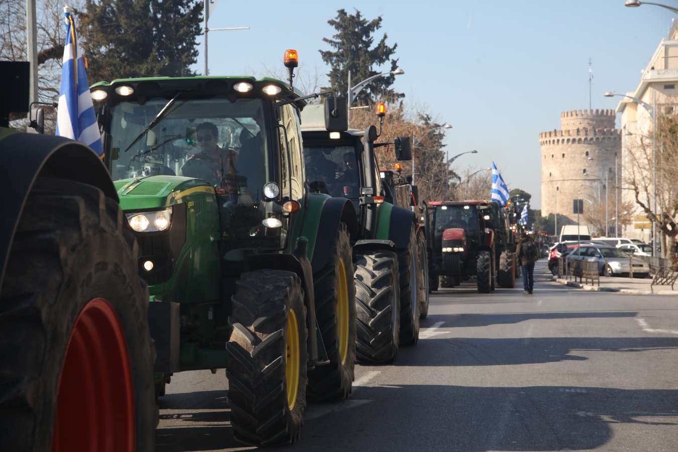 Protesting farmers driving their tractors into Thessaloniki