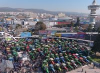 Επιμένουν οι αγρότες: “Θα φτάσουμε με τα τρακτέρ στην Ακρόπολη” – Παραταγμένα τα τρακτέρ έξω από την Agrotica