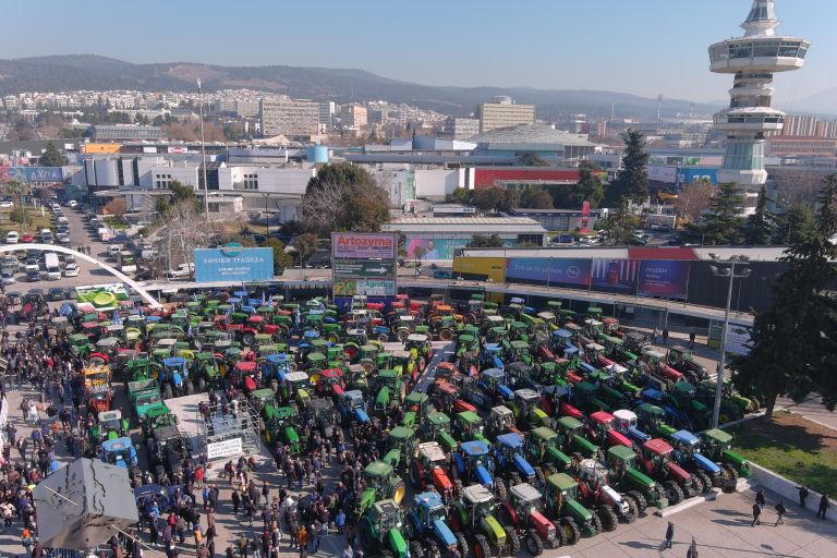 Επιμένουν οι αγρότες: “Θα φτάσουμε με τα τρακτέρ στην Ακρόπολη” – Παραταγμένα τα τρακτέρ έξω από την Agrotica