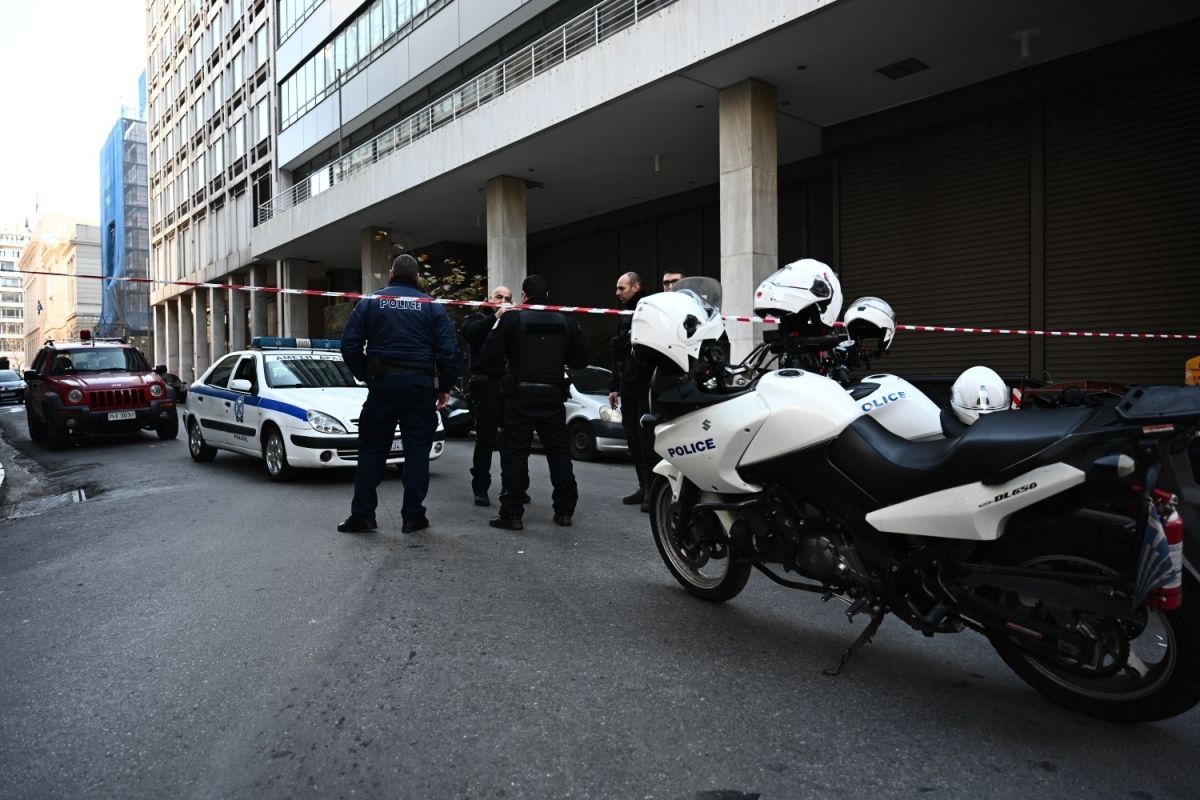 Η Αντιτρομοκρατική εντόπισε τη μοτοσικλέτα των βομβιστών στο υπουργείο Εργασίας