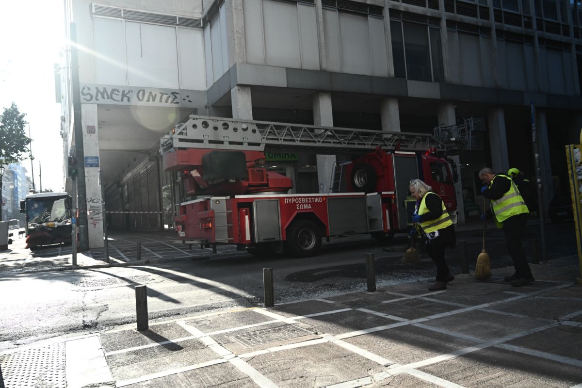 Σε συναγερμό η Αστυνομία μετά την έκρηξη έξω από το υπουργείο Εργασίας [vid]