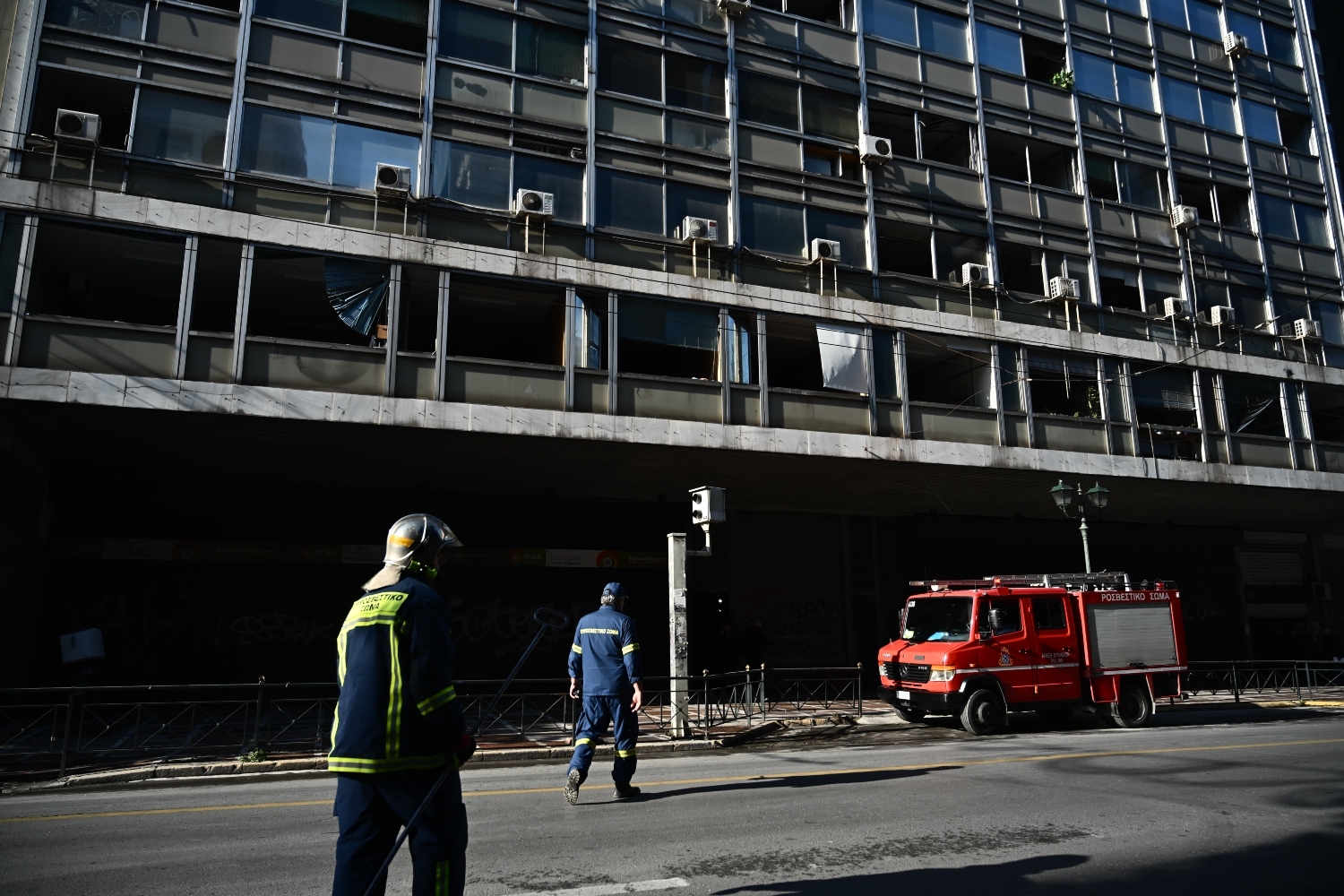 Υπουργείο Εργασίας: Πού στρέφονται οι έρευνες της Αντιτρομοκρατικής – Δύο άτομα κατέγραψαν οι κάμερες