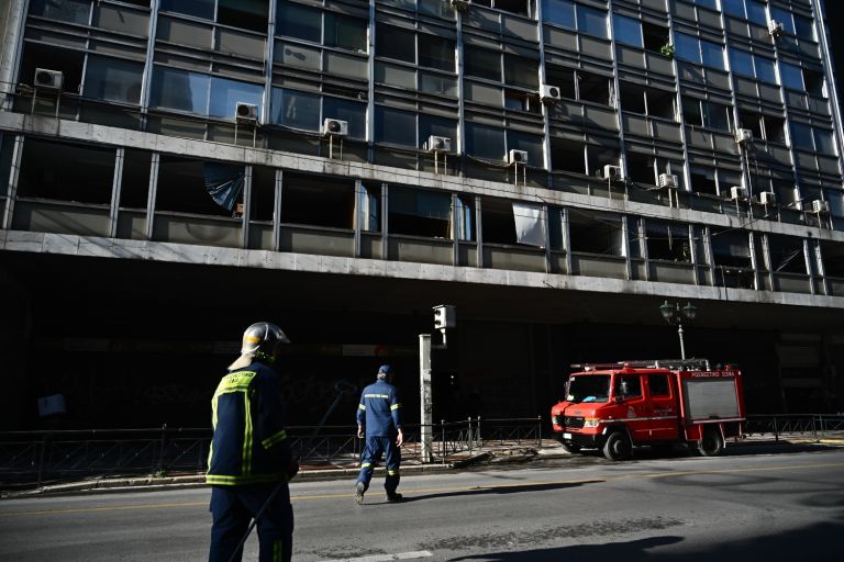 Υπουργείο Εργασίας: Άνοιξε η Σταδίου μετά την έκρηξη βόμβας – Προκλήθηκαν υλικές ζημιές [pics]