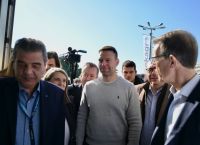 Στην Καρδίτσα ο Στέφανος Κασσελάκης: Ανέβηκε σε τρακτέρ του μπλόκου