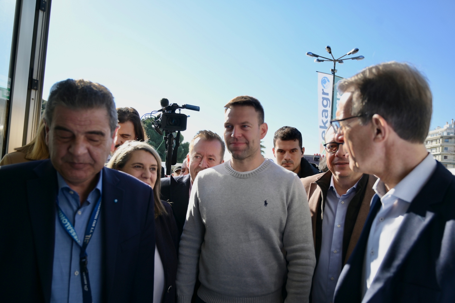 Στην Καρδίτσα ο Στέφανος Κασσελάκης: Ανέβηκε σε τρακτέρ του μπλόκου