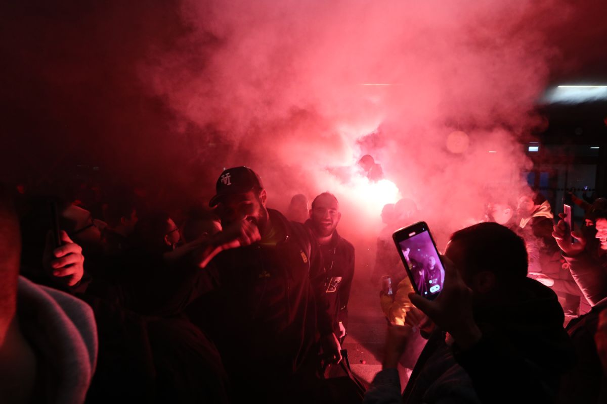 Τη νύχτα… μέρα έκαναν εκατοντάδες οπαδοί του Άρη στο αεροδρόμιο «Μακεδονία»