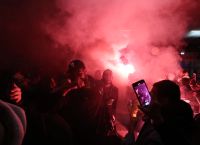 Τη νύχτα… μέρα έκαναν εκατοντάδες οπαδοί του Άρη στο αεροδρόμιο «Μακεδονία»