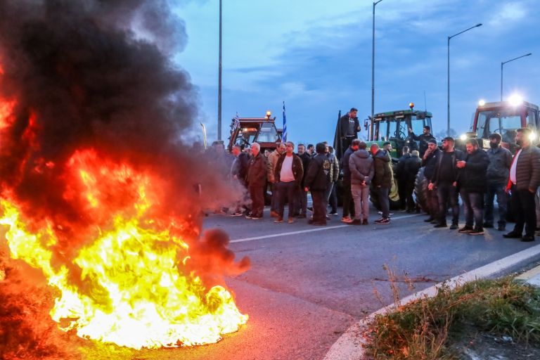 Ένταση μεταξύ αγροτών και αστυνομίας στο Αίγιο – Ολιγόλεπτος αποκλεισμός της Ολυμπίας Οδού