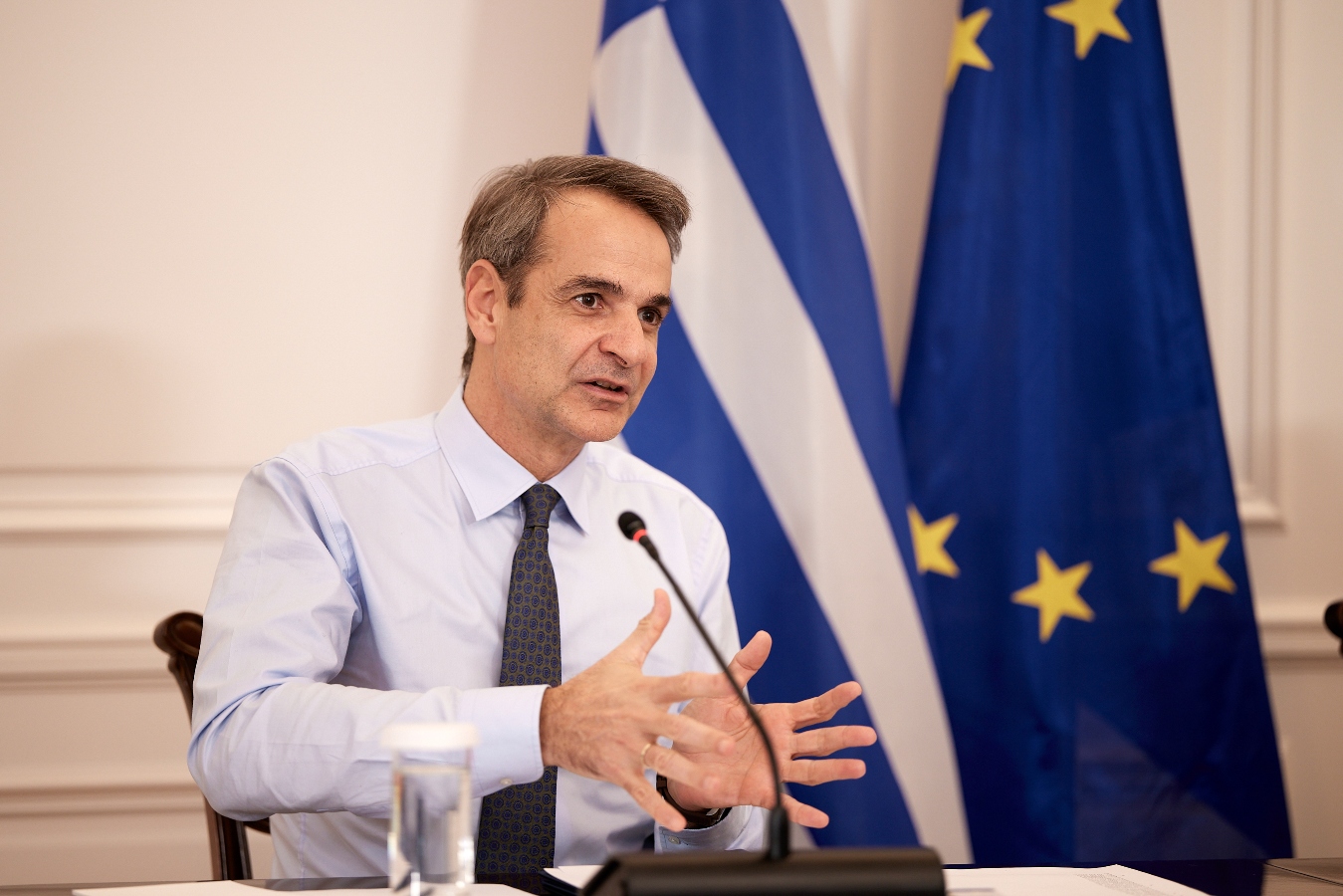 PM Mitsotakis speaks with Greek embassies on promoting postal vote opportunity abroad