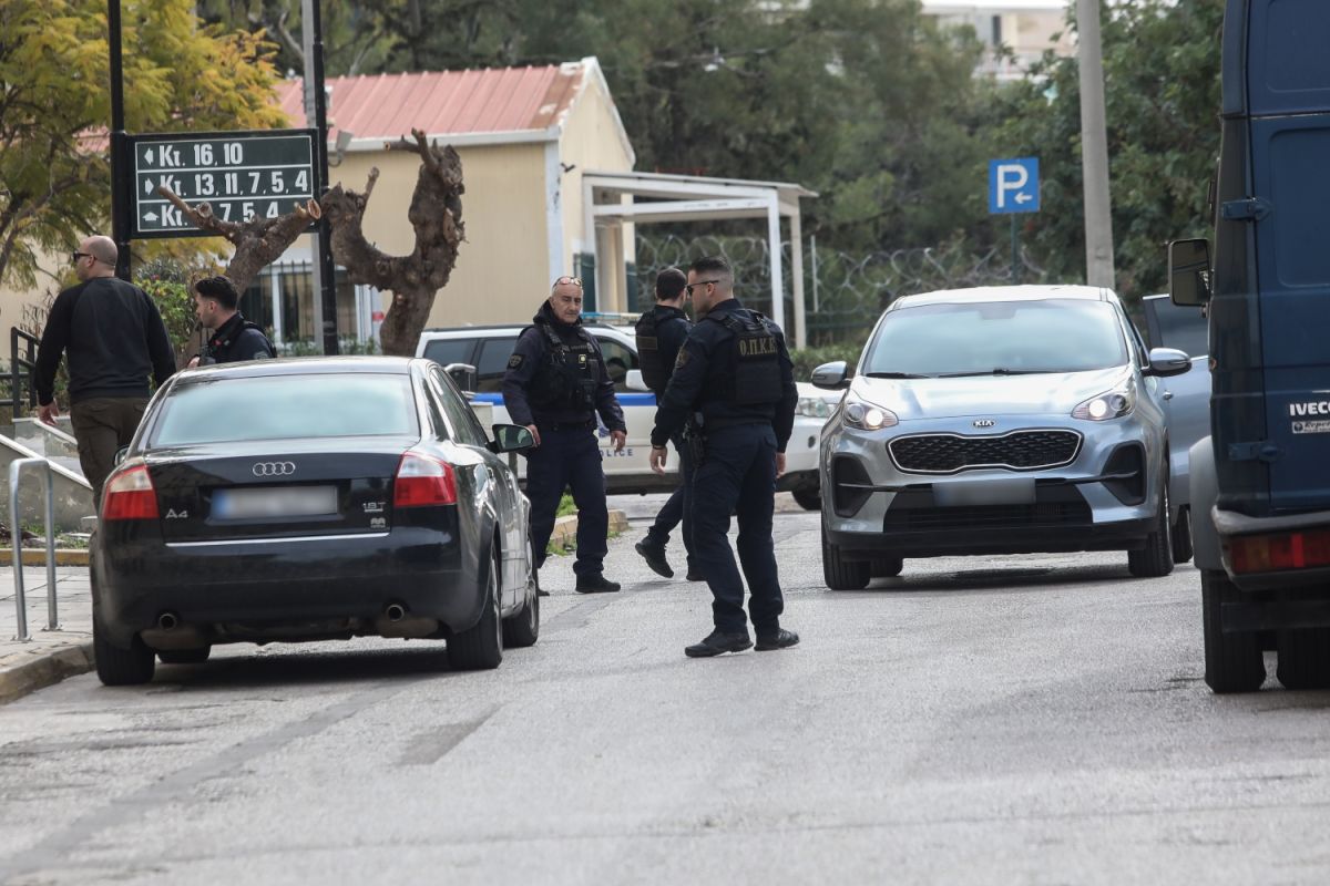 Στα δικαστήρια Πειραιά οι τέσσερις συλληφθέντες για κατοχή όπλων και εκρηκτικών