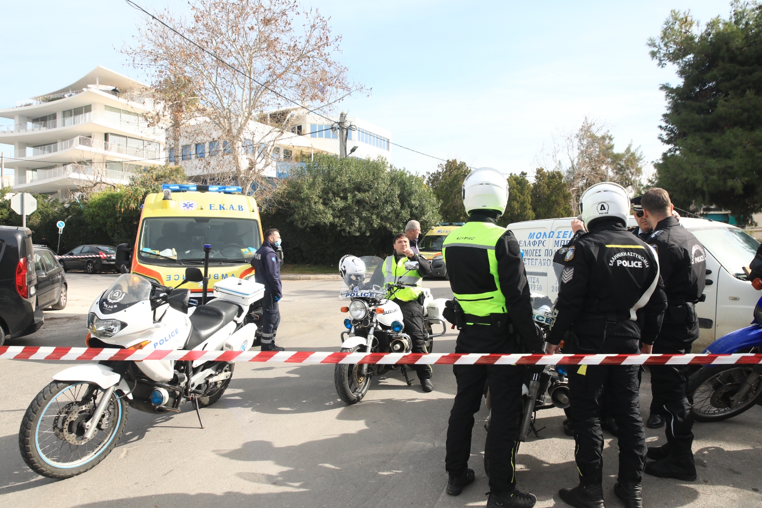 Τέσσερις οι νεκροί από τους πυροβολισμούς στη ναυτιλιακή στη Γλυφάδα, ανάμεσά τους και ο ένοπλος