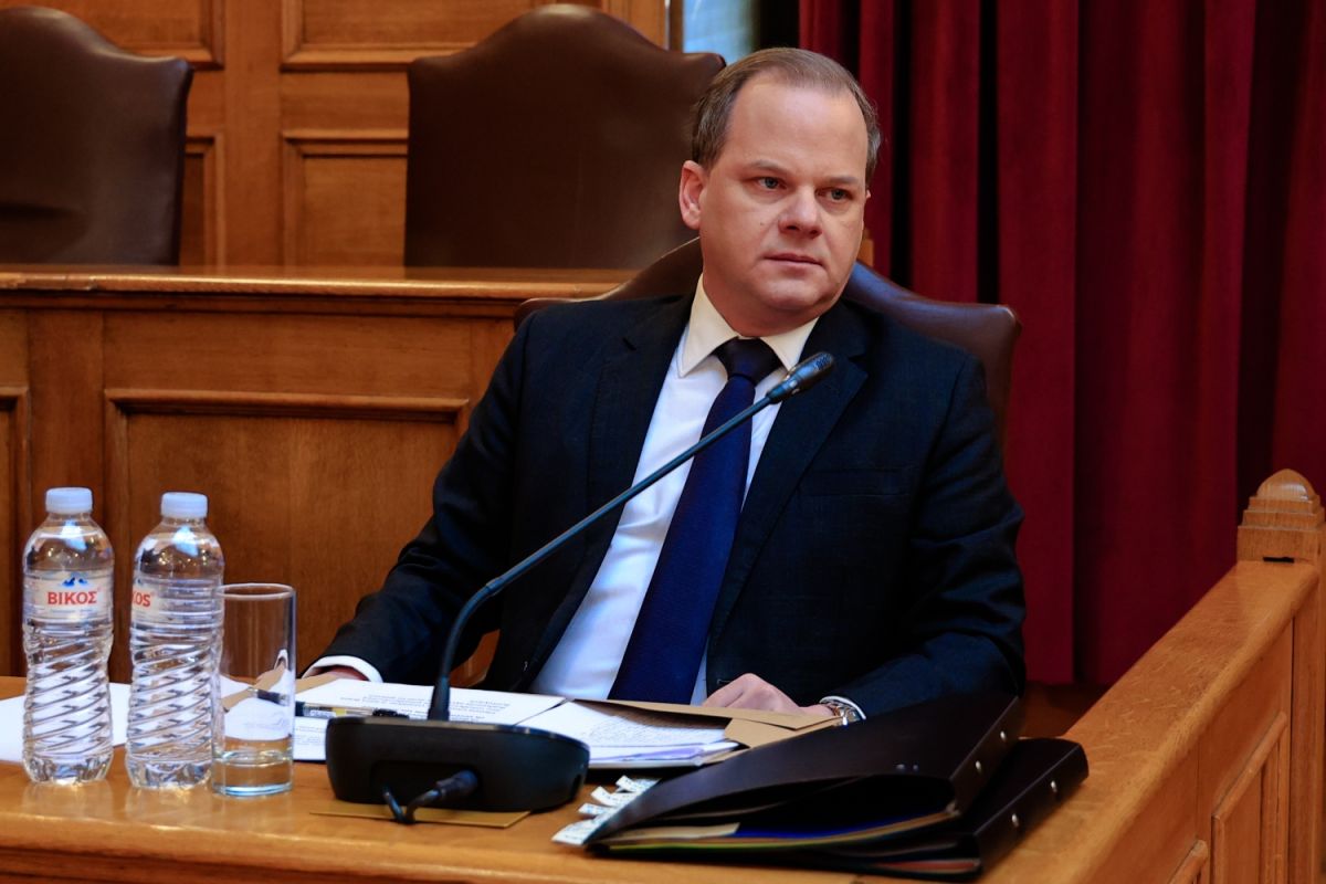 Καραμανλής στην εξεταστική για τα Τέμπη: «Κανένα σύστημα ασφαλείας δεν είναι αρκετό» – Κατέθετε 8,5 ώρες