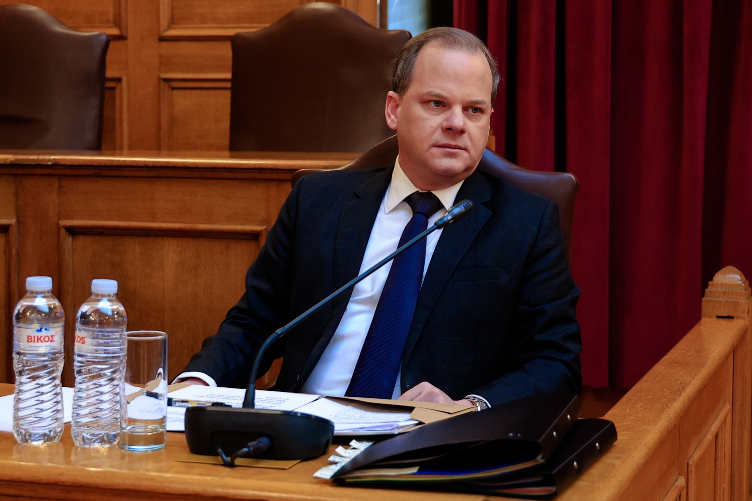 Καραμανλής στην εξεταστική για τα Τέμπη: «Κανένα σύστημα ασφαλείας δεν είναι αρκετό» – Κατέθετε 8,5 ώρες