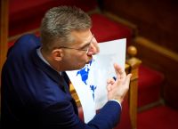 Κόντρα Κουτσούμπα – Σκέρτσου για τα ομόφυλα ζευγάρια: «Μονολιθική και απολιθωμένη η θέση του ΚΚΕ»