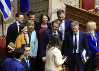 Βουλή: Πέρασε με 176 “ναι” το νομοσχέδιο για τα ομόφυλα ζευγάρια