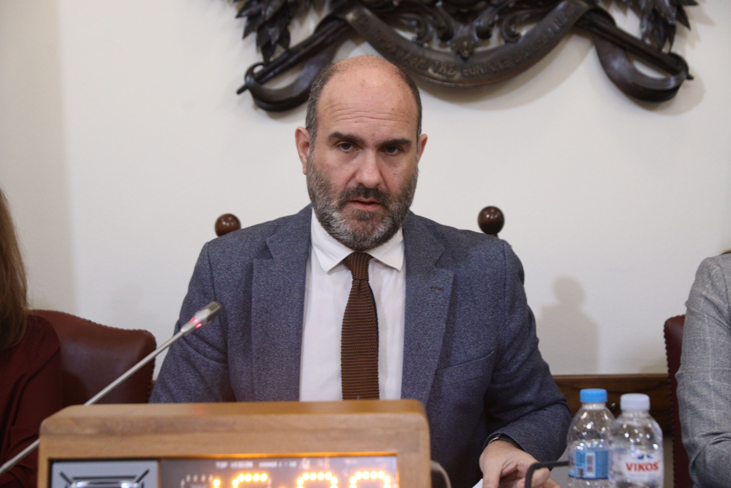 Αντιπαράθεση Μαρκόπουλου και Κόκκαλη στην εξεταστική για τα Τέμπη – Αποχώρησε η αντιπολίτευση
