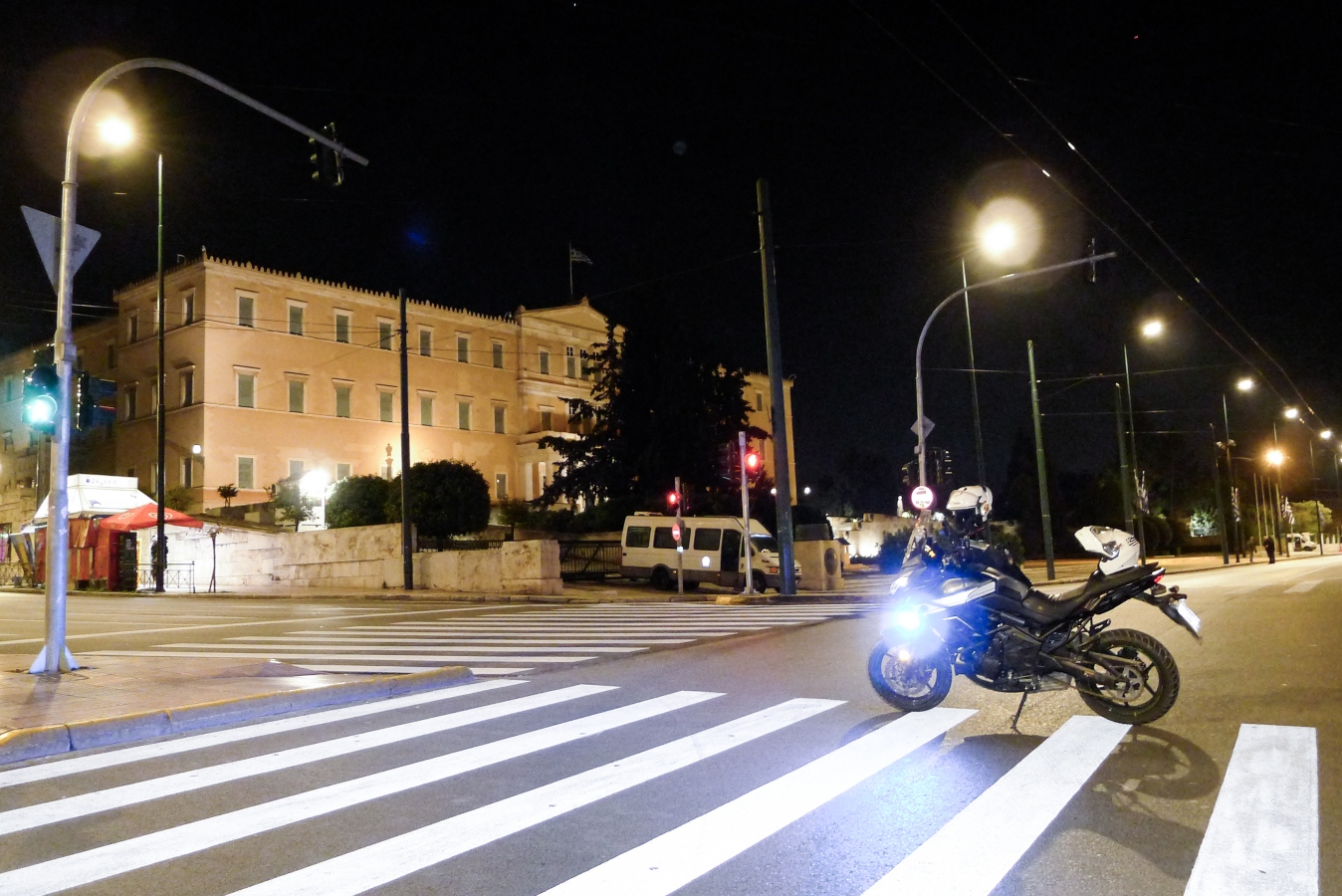 Λήξη συναγερμού μετά το τηλεφώνημα για βόμβα κοντά στη Βουλή – Στην κυκλοφορία ξανά οι δρόμοι