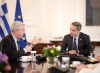 Συνάντηση Μητσοτάκη με τον Ύπατο Αρμοστή του ΟΗΕ για τους πρόσφυγες