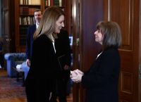 Σακελλαροπούλου: Υποδέχθηκε την Μετσόλα – «Να αντιμετωπιστεί η ρητορικής του λαϊκισμού εντός ΕΕ»