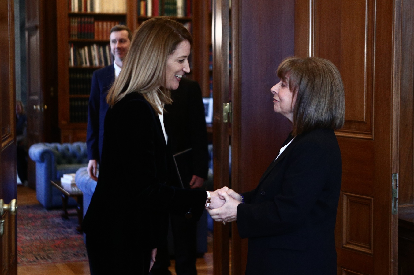 Σακελλαροπούλου: Υποδέχθηκε την Μετσόλα – «Να αντιμετωπιστεί η ρητορικής του λαϊκισμού εντός ΕΕ»