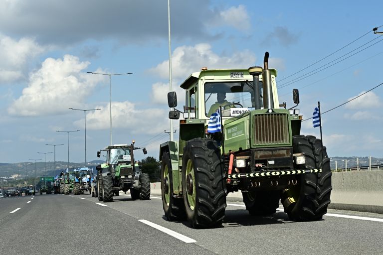 Έφτασαν στο Σύνταγμα τα πρώτα τρακτέρ – Τα μέτρα της τροχαίας [vid]