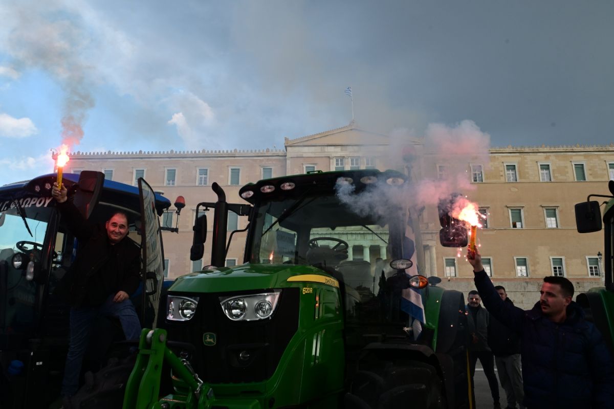 Αγρότες: Τα τρακτέρ κατέκλυσαν το Σύνταγμα – Πάνω από οκτώ χιλιάδες έδωσαν το παρών