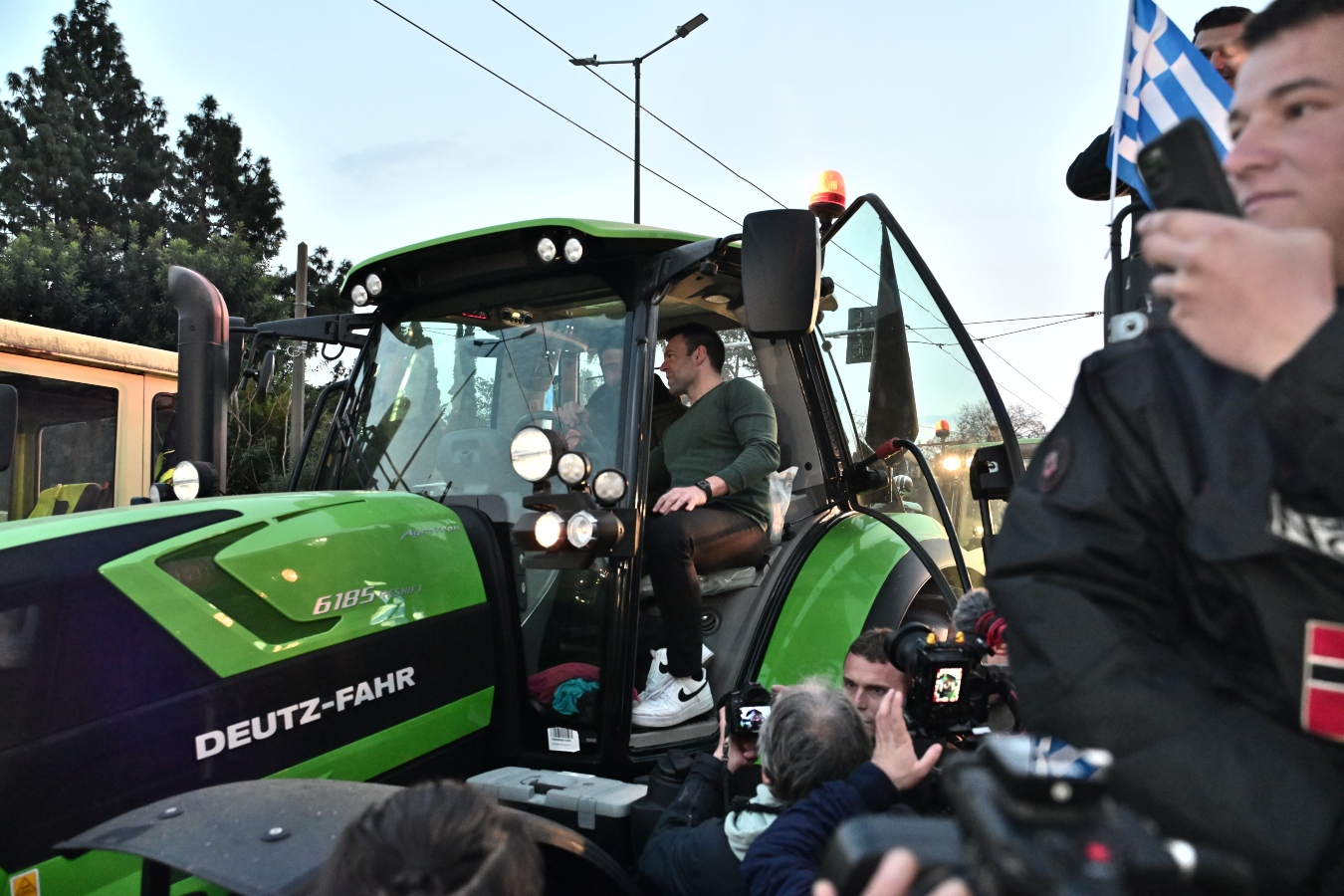 Αγρότες: Στο Σύνταγμα με τρακτέρ ο Στέφανος Κασσελάκης πριν τη “μάχη” της Πολιτικής Γραμματείας