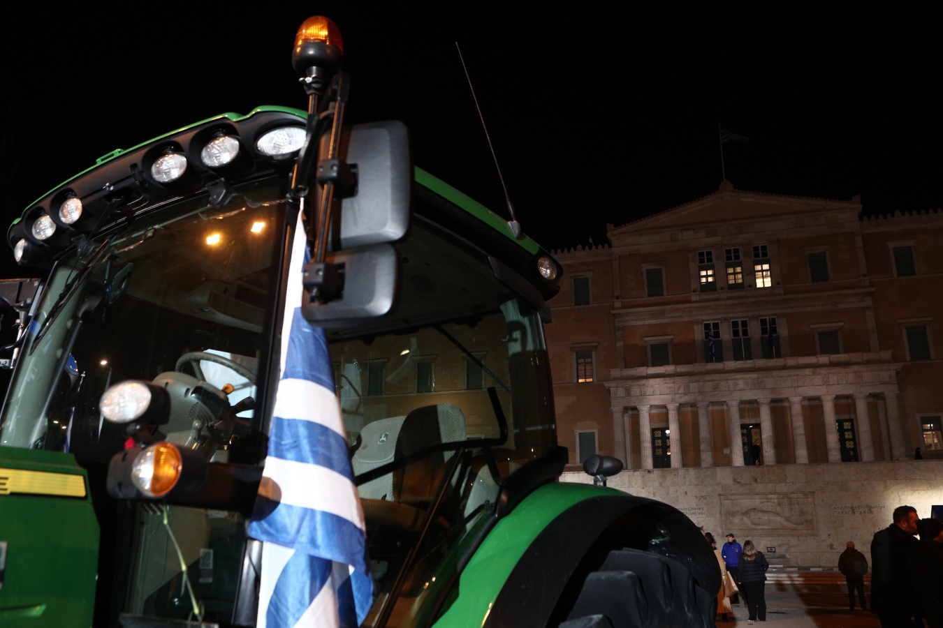 Σύνταγμα: Ολονυχτία οι αγρότες, εξετάζουν άλλες μορφές κινητοποιήσεων [vid]