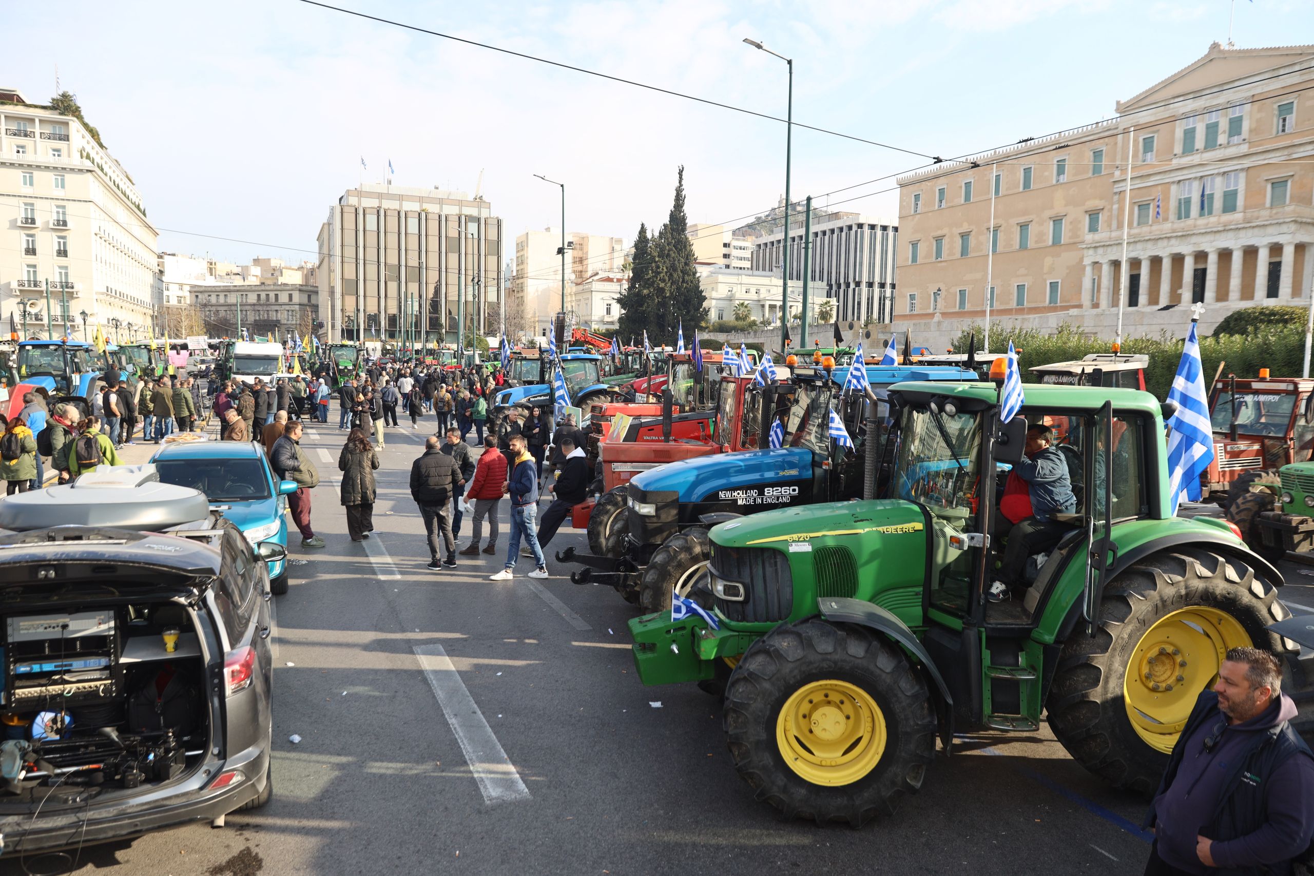Σε συνέλευση οι αγρότες για να αποφασίσουν αν θα μείνουν στο Σύνταγμα -Πάνω από 130 τρακτέρ μπροστά στη Βουλή