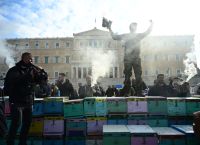 Απροσπέλαστο το κέντρο της Αθήνας – Διαδηλώνουν μελισσοκόμοι, ΠΟΕΔΗΝ, φοιτητές [vid]
