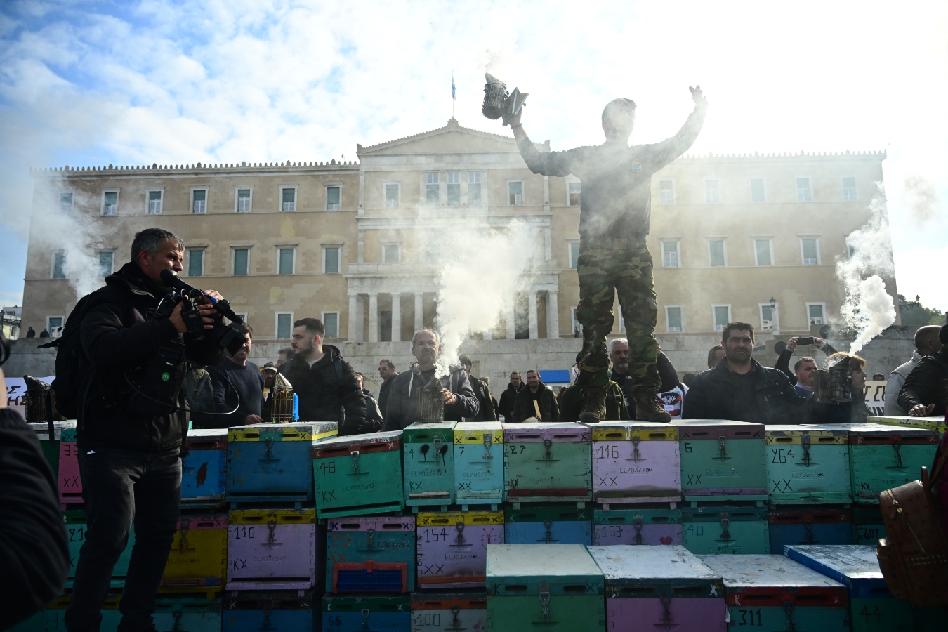 Απροσπέλαστο το κέντρο της Αθήνας – Διαδηλώνουν μελισσοκόμοι, ΠΟΕΔΗΝ, φοιτητές [vid]