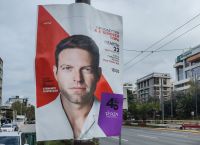 Τσουχτερό πρόστιμο ετοιμάζεται να επιβάλει ο Χαρδαλιάς στον ΣΥΡΙΖΑ για τις αφισοκολλήσεις