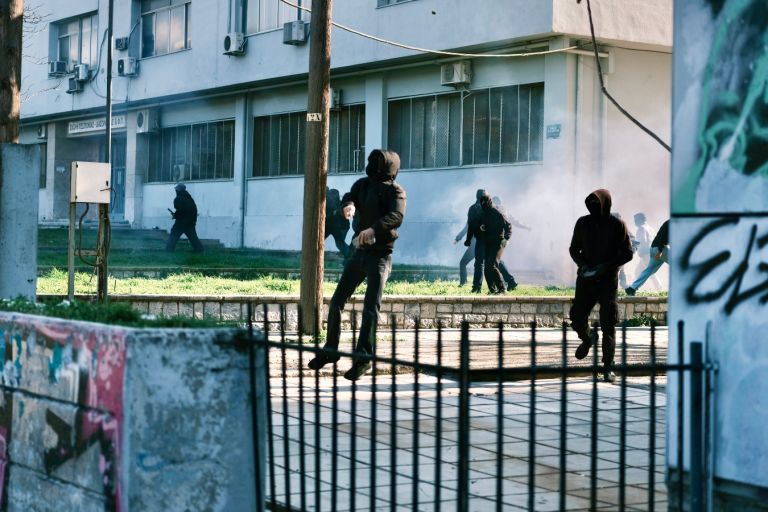 Θεσσαλονίκη: Επεισόδια μετά την πορεία φοιτητών – Πετροπόλεμος και χημικά [vid]