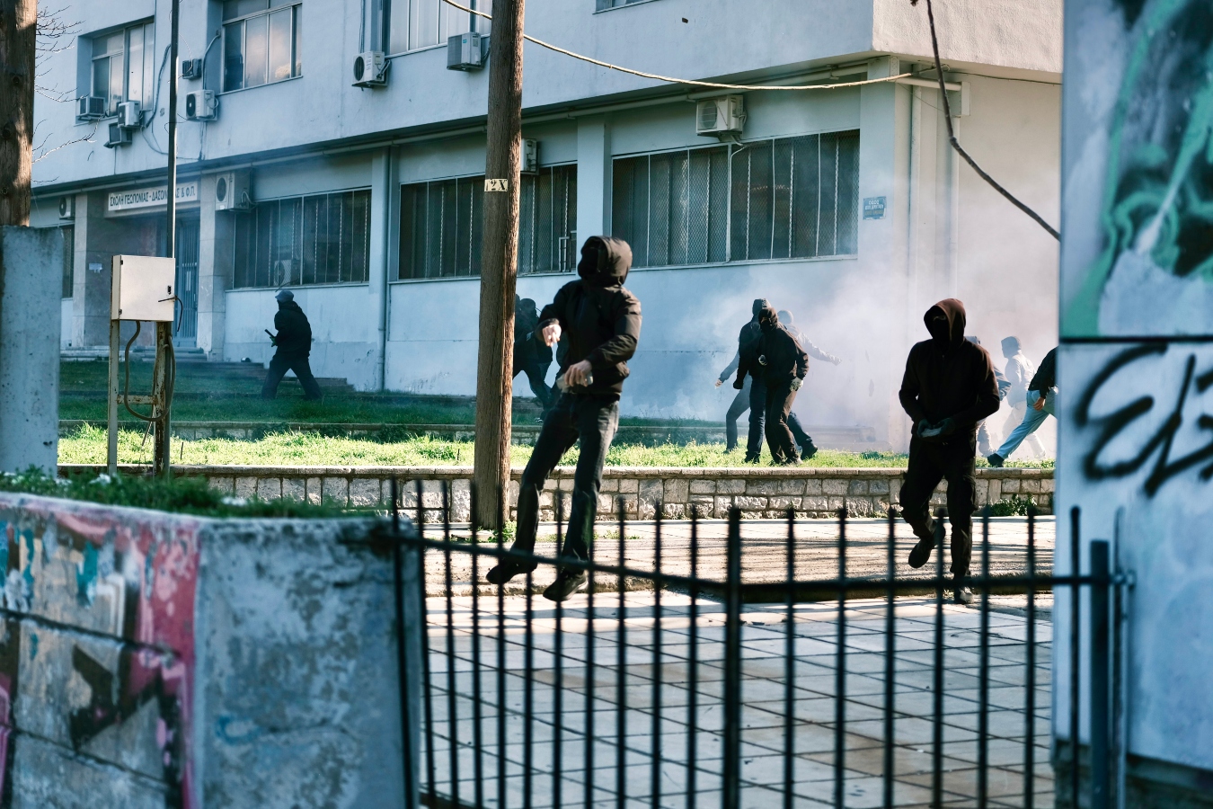 Θεσσαλονίκη: Επεισόδια μετά την πορεία φοιτητών – Πετροπόλεμος και χημικά [vid]