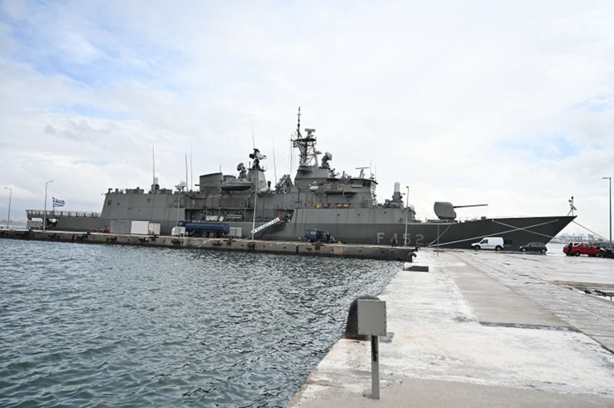 Απέπλευσε η φρεγάτα «Ύδρα» από τη Σαλαμίνα για την Ερυθρά Θάλασσα