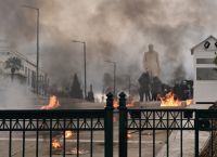 Μολότοφ και χημικά στην πορεία στο Σύνταγμα – Ρίψεις νερού στην Πανεπιστημίου [vid]