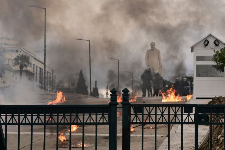 Μολότοφ και χημικά στην πορεία στο Σύνταγμα – Ρίψεις νερού στην Πανεπιστημίου [vid]