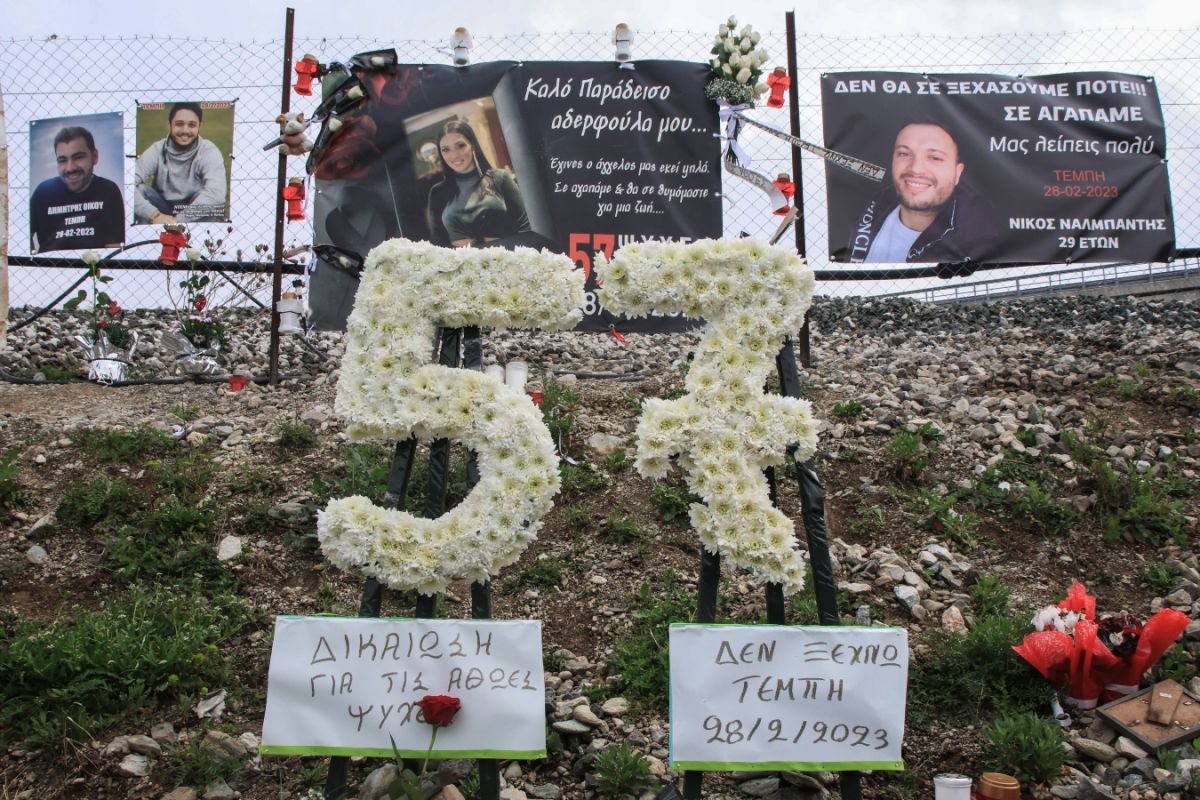 Θρήνος στο μνημόσυνο για τα 57 θύματα στα Τέμπη [vid]