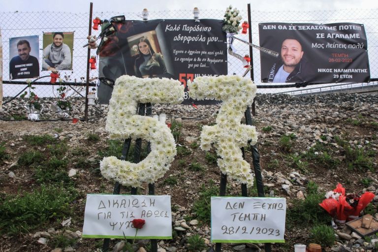Θρήνος στο μνημόσυνο για τα 57 θύματα στα Τέμπη [vid]