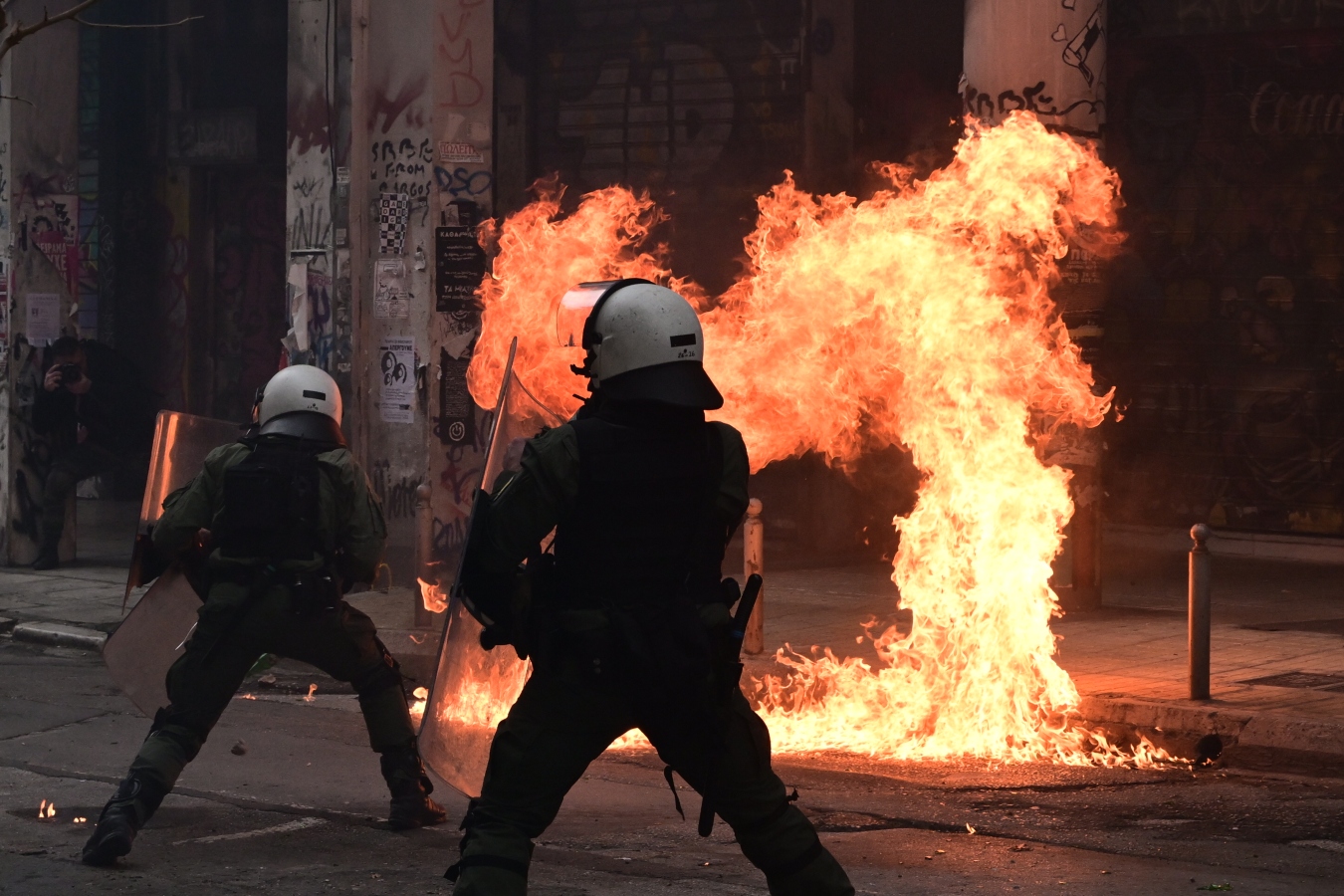 Επεισόδια σε Σύνταγμα, Ομόνοια και Εξάρχεια – Έξι συλλήψεις και έξι προσαγωγές-Αποκαταστάθηκε η κυκλοφορία