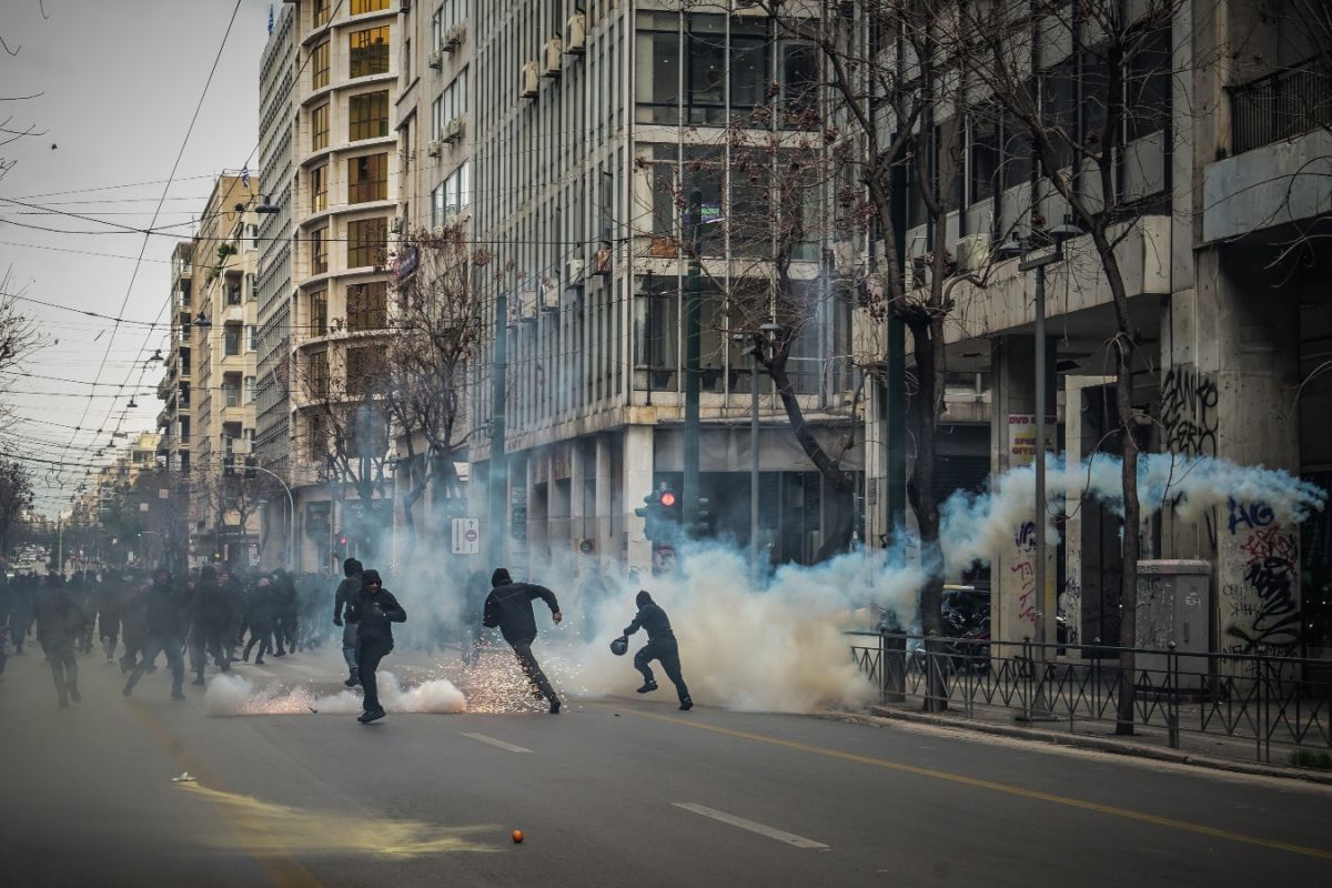 Τέμπη: Επεισόδια στην Αθήνα με 8 συλλήψεις και δύο αστυνομικούς τραυματίες [vid]