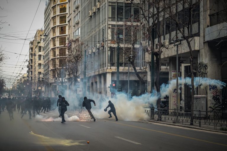 Τέμπη: Επεισόδια στην Αθήνα με 8 συλλήψεις και δύο αστυνομικούς τραυματίες [vid]