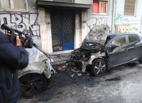 Συναγερμός από ταυτόχρονες εμπρηστικές ενέργειες σε διαφορετικά σημεία στα Εξάρχεια – Δύο συλλήψεις