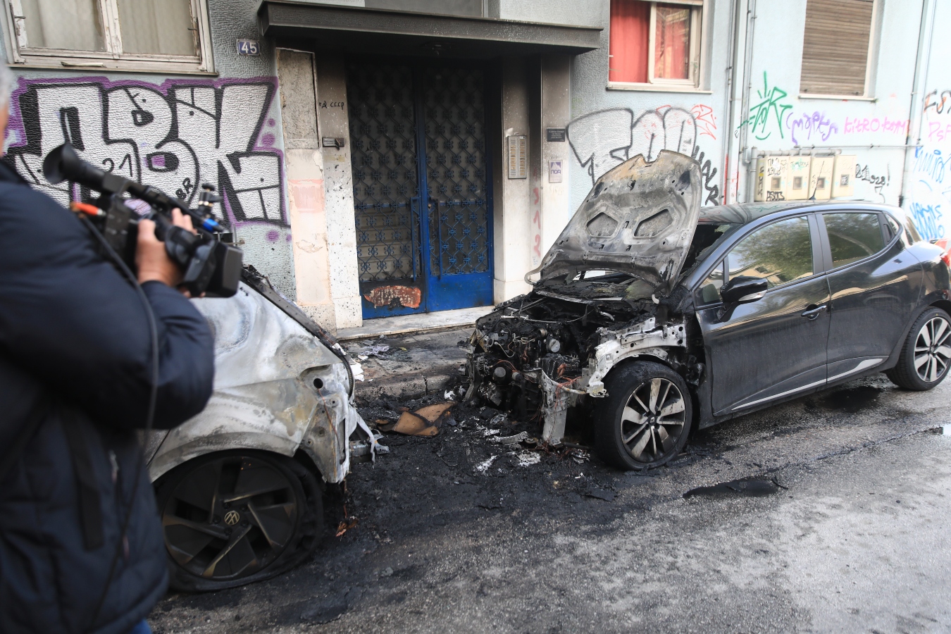 Συναγερμός από ταυτόχρονες εμπρηστικές ενέργειες σε διαφορετικά σημεία στα Εξάρχεια – Δύο συλλήψεις