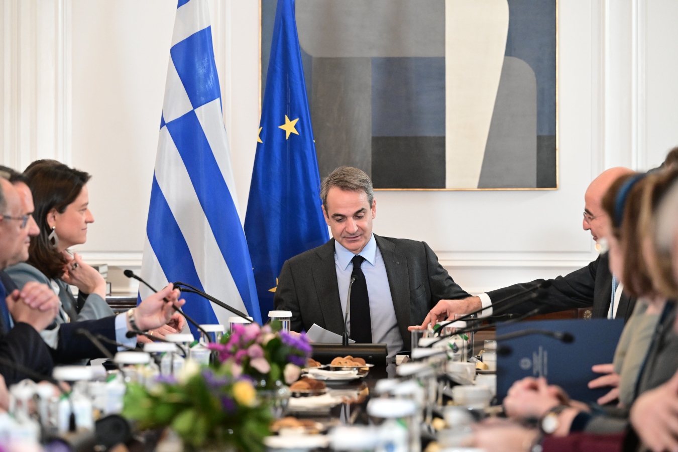 Μητσοτάκης στο Υπουργικό: Προσδοκούμε μειωμένες αρχικές τιμές σε 1.500 προϊόντα από Μάρτιο