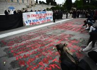 Φοιτητές ξανάγραψαν μπροστά στη Βουλή τα ονόματα των 57 θυμάτων που χάθηκαν στα Τέμπη