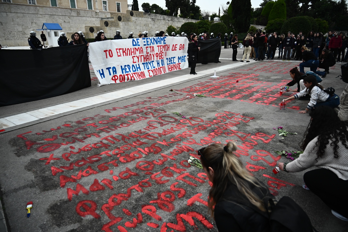 Φοιτητές ξανάγραψαν μπροστά στη Βουλή τα ονόματα των 57 θυμάτων που χάθηκαν στα Τέμπη