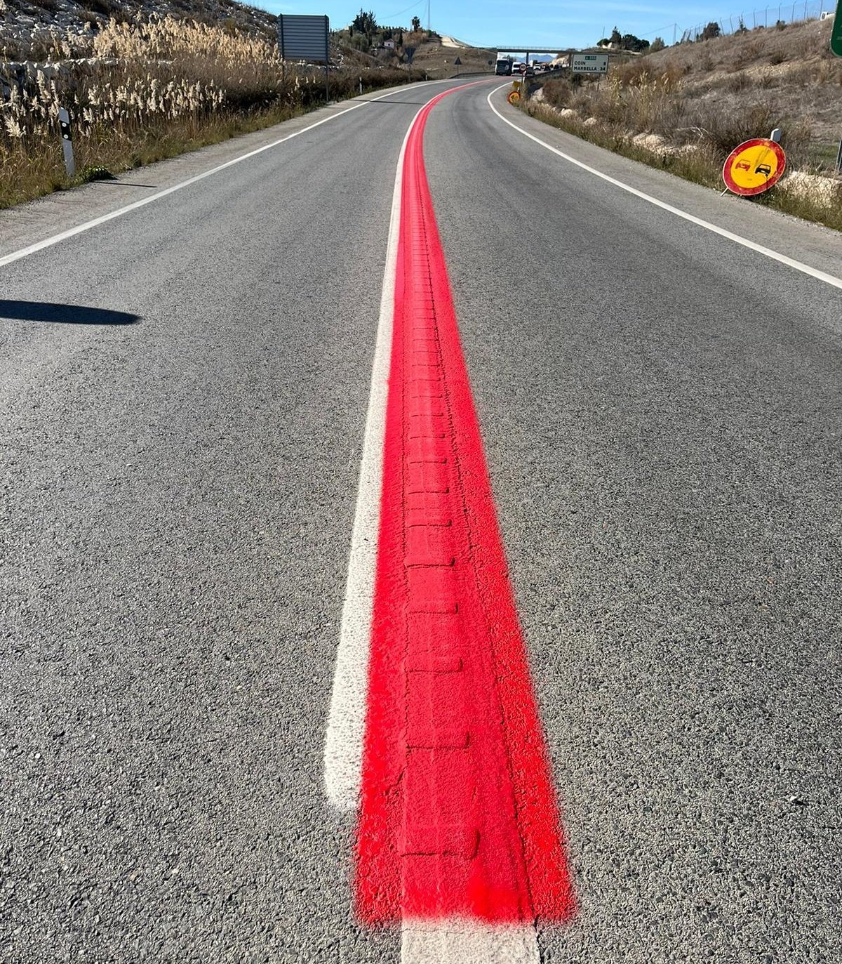 Τι πρέπει να κάνεις αν δεις αυτή την κόκκινη γραμμή στον δρόμο – Σε τι χρησιμεύει