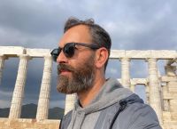 Άγγελος Μπράτης: Και όμως το τόλμησε – Πόζαρε με κόκκινες γόβες και εντυπωσίασε [pic]